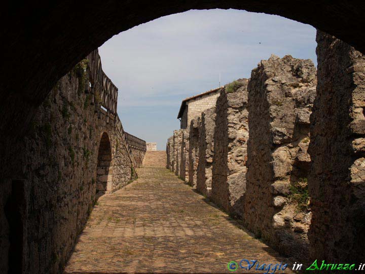 33-P5188568+.jpg - 33-P5188568+.jpg - La celebre fortezza di Civitella del Tronto, una delle più imponenti d'Italia, domina il sottostante borgo in tutta la sua lunghezza.
